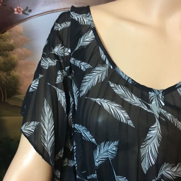 Black Blouse with Gray Palm Leaves & Faint Pleats - Picture 9 of 10